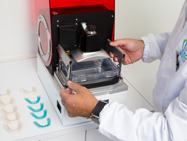 Ein 3D Drucker wird im medizinischem Umfeld von einer Person bedient